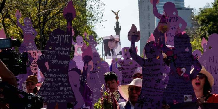 25N en CDMX: colectivas intervienen vallas y queman carteles durante la marcha