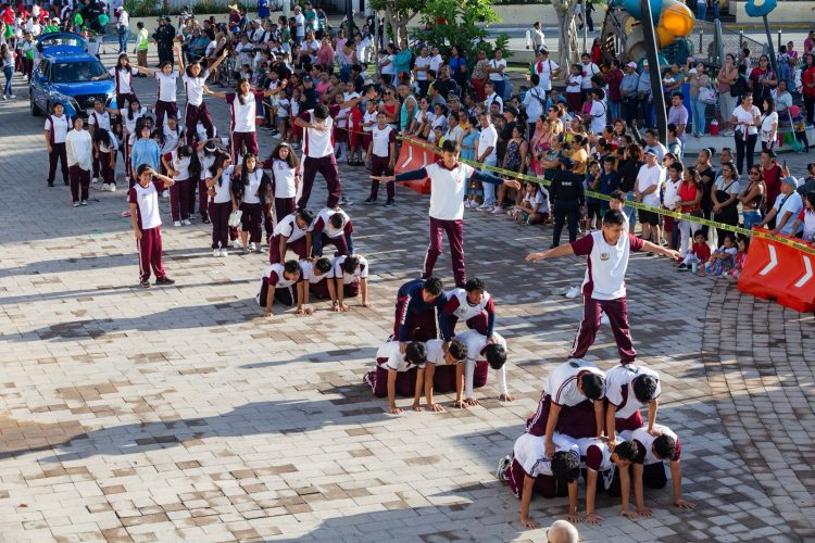 Multitudinario desfile en Playa del Carmen por el 115 aniversario del inicio de la Revolución Mexicana