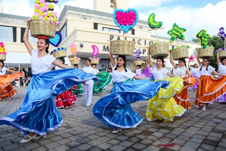 Multitudinario desfile en Playa del Carmen por el 115 aniversario del inicio de la Revolución Mexicana