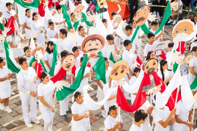 Multitudinario desfile en Playa del Carmen por el 115 aniversario del inicio de la Revolución Mexicana