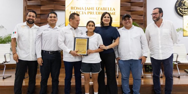 Estefanía Mercado entrega el Premio Municipal del Deporte 2025 acompañada por la leyenda del boxeo mexicano Julio César Chávez