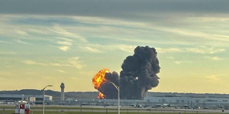 Aumenta a nueve el número de muertos tras desplome de avión de carga en Kentucky