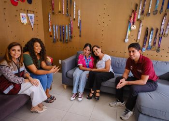 Mara Lezama celebra con Lya Daniela Sánchez medalla de plata en Juegos Parapanamericanos Juveniles Chile 2025