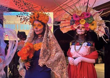 Desfile de catrinas y catrines llena de color el malecón de Villahermosa
