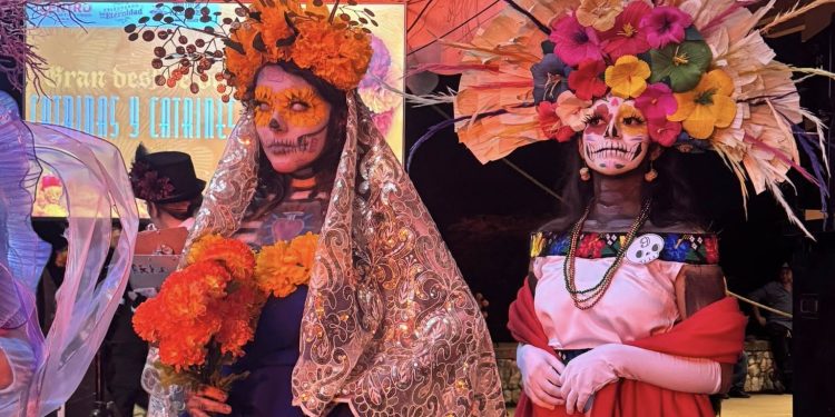 Desfile de catrinas y catrines llena de color el malecón de Villahermosa