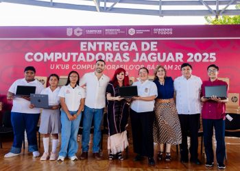 Layda Sansores entregó computadoras a estudiantes de todos los niveles educativos