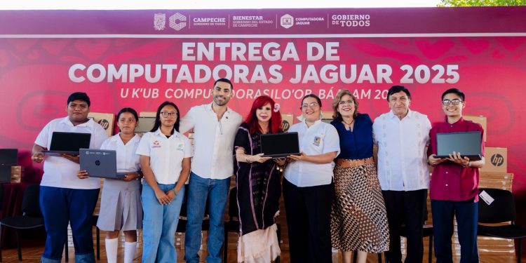 Layda Sansores entregó computadoras a estudiantes de todos los niveles educativos
