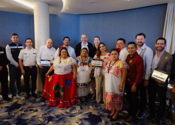 En un hecho histórico, Mara Lezama da bienvenida al crucero Celebrity Cruises Xcel en Cozumel, primer puerto que toca en el mundo