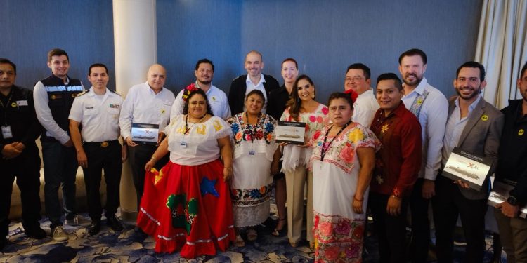 En un hecho histórico, Mara Lezama da bienvenida al crucero Celebrity Cruises Xcel en Cozumel, primer puerto que toca en el mundo