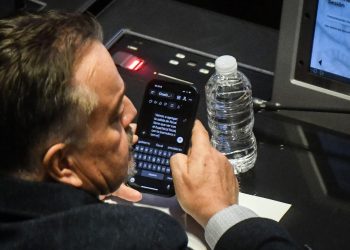 Senador del PAN es captado pidiendo a ChatGPT ayuda para redactar discurso sobre renuncia del titular de la FGR