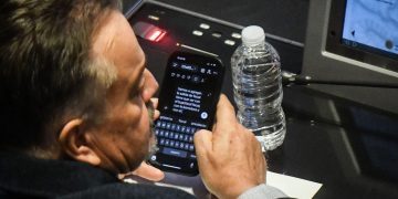 Senador del PAN es captado pidiendo a ChatGPT ayuda para redactar discurso sobre renuncia del titular de la FGR