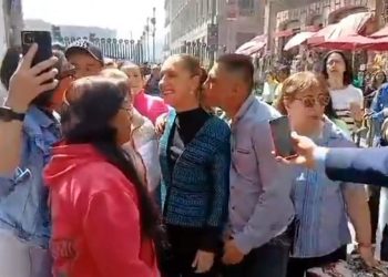 Detienen a hombre por acosar a la presidenta Claudia Sheinbaum frente a Palacio Nacional