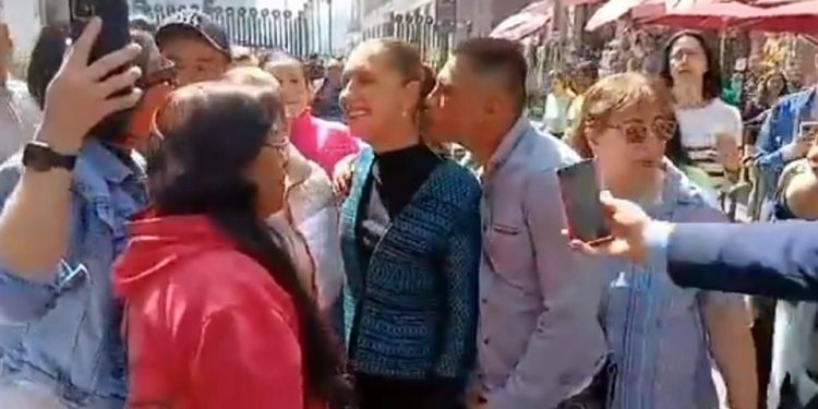 Detienen a hombre por acosar a la presidenta Claudia Sheinbaum frente a Palacio Nacional