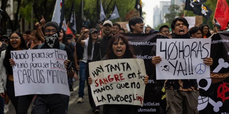 Jóvenes de la Generación Z marchan en CDMX; policía les impide el acceso al Zócalo