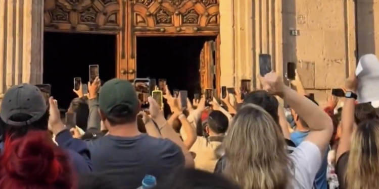 Protesta en Morelia por asesinato de Carlos Manzo termina con disturbios y siete detenidos