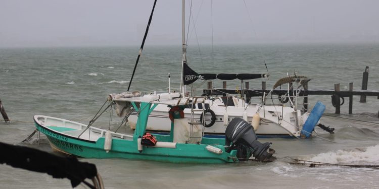 Mal clima detiene la pesca en Puerto Juárez y afecta a decenas de trabajadores del mar