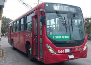 Mujer resulta herida tras ser arrastrada por un cable enganchado a autobús en Cancún