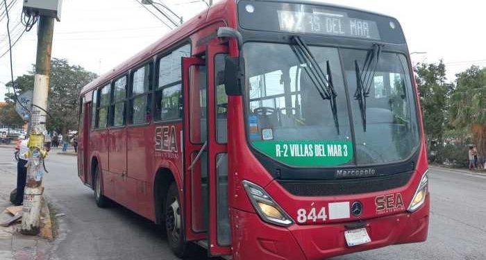 Mujer resulta herida tras ser arrastrada por un cable enganchado a autobús en Cancún