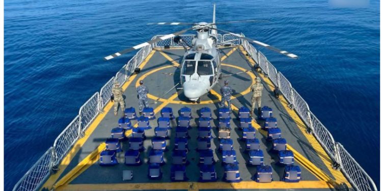 Aseguran 2.5 toneladas de cocaína frente a las costas de Michoacán