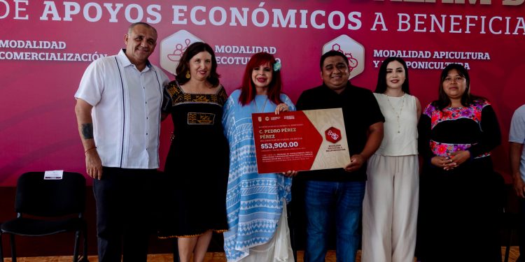 Layda Sansores, encabeza entrega de apoyos para fortalecer la producción sustentable en el corredor biológico Balam Beh