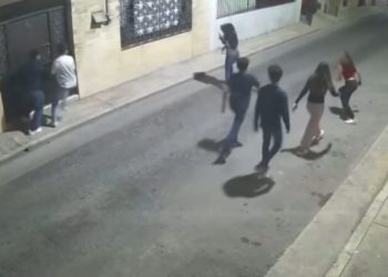 Jóvenes generan alarma vecinal tras patear la puerta de una vivienda