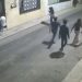Jóvenes generan alarma vecinal tras patear la puerta de una vivienda