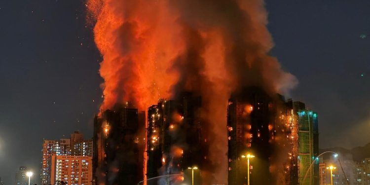 Sube a 75 el número de muertos y 279 desaparecidos tras el devastador incendio en Hong Kong