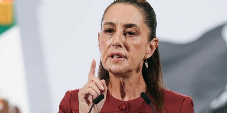 Sheinbaum advierte a Perú que ingresar a Embajada mexicana sería una violación internacional