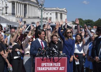 Sobrevivientes de Epstein exigen al Congreso abrir todos los documentos del caso