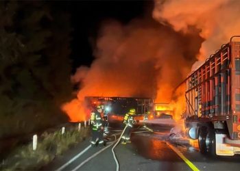 Nuevos bloqueos y vehículos incendiados en Michoacán tras enfrentamiento armado