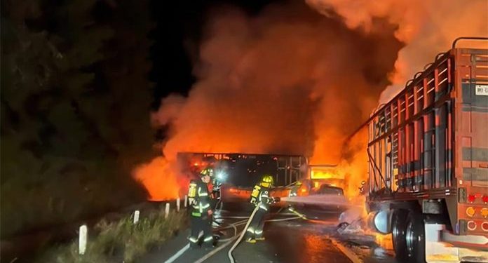 Nuevos bloqueos y vehículos incendiados en Michoacán tras enfrentamiento armado