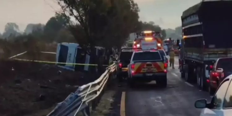Trágica volcadura de autobús en Morelia deja varios fallecidos y decenas de heridos