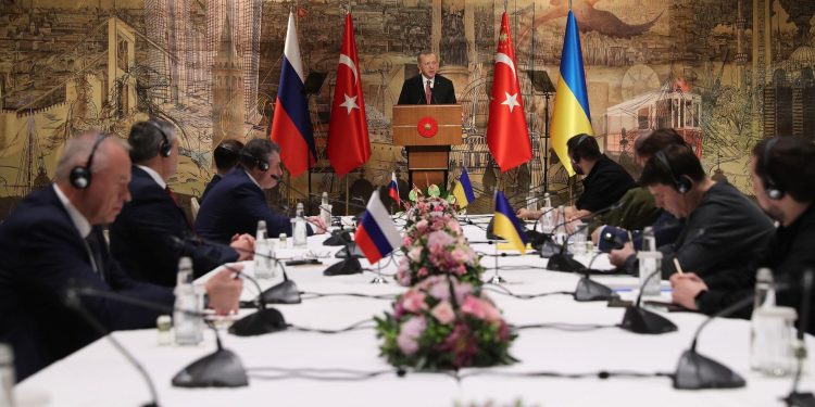 Rusia expresa disposición a reanudar diálogo de paz con Ucrania en Estambul
