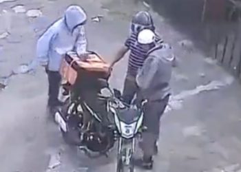 Repartidor se defiende y frustra asalto de dos sujetos en Iztapalapa