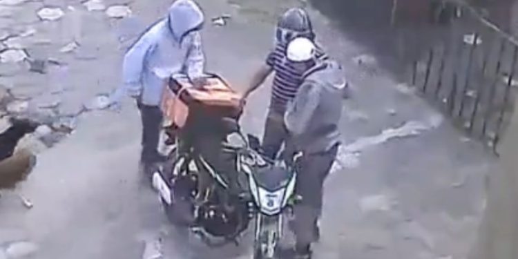 Repartidor se defiende y frustra asalto de dos sujetos en Iztapalapa