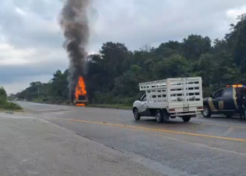 Incendio consume maquinaria pesada abandonada en tramo Felipe Carrillo Puerto–Tulum
