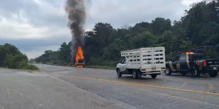 Incendio consume maquinaria pesada abandonada en tramo Felipe Carrillo Puerto–Tulum