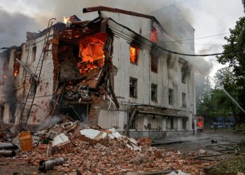 Ataque nocturno en Kiev deja cinco muertos y decenas de heridos tras ofensiva rusa masiva