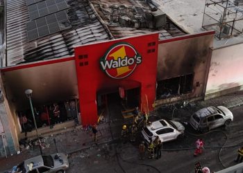 Imputados por incendio en tienda Waldo’s enfrentarán proceso en libertad