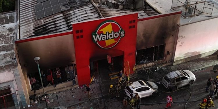 Imputados por incendio en tienda Waldo’s enfrentarán proceso en libertad