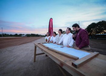 Gobierno del Estado moderniza campo deportivo en Ticopó