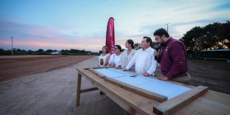 Gobierno del Estado moderniza campo deportivo en Ticopó