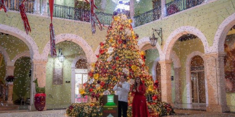 Gobernador Joaquín Díaz Mena enciende el árbol navideño en Palacio de Gobierno