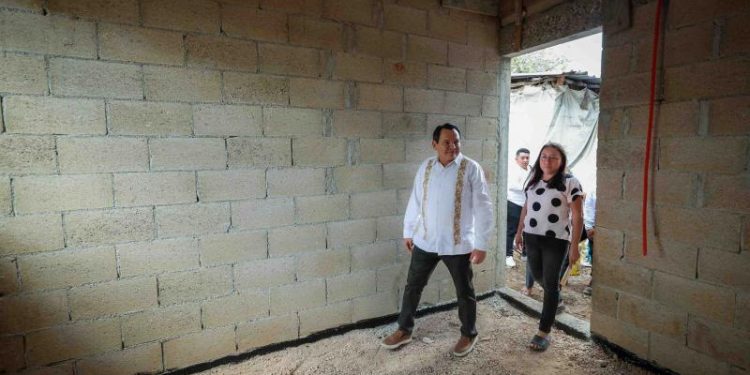 Gobernador Joaquín Díaz Mena entrega acciones de vivienda en Cuzamá