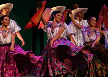 Tradición y folclor mexicano brillan en el FICH 2025 con música y danza veracruzana