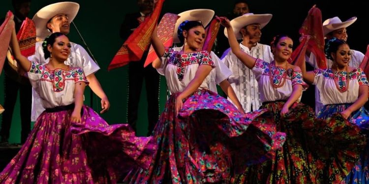 Tradición y folclor mexicano brillan en el FICH 2025 con música y danza veracruzana