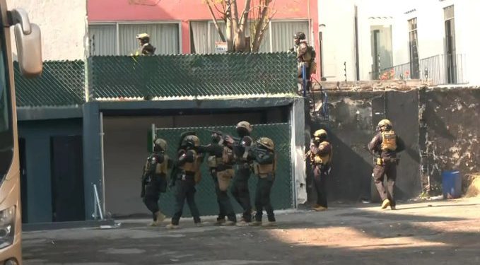 Enfrentamiento armado durante operativo contra extorsión deja un policía herido en la CDMX