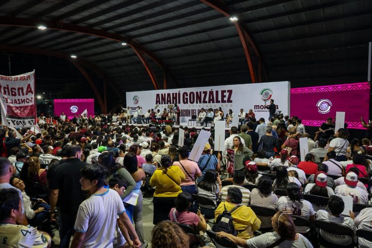 Ante un domo de la región 96 abarrotado Anahí González presenta informe ante el pueblo