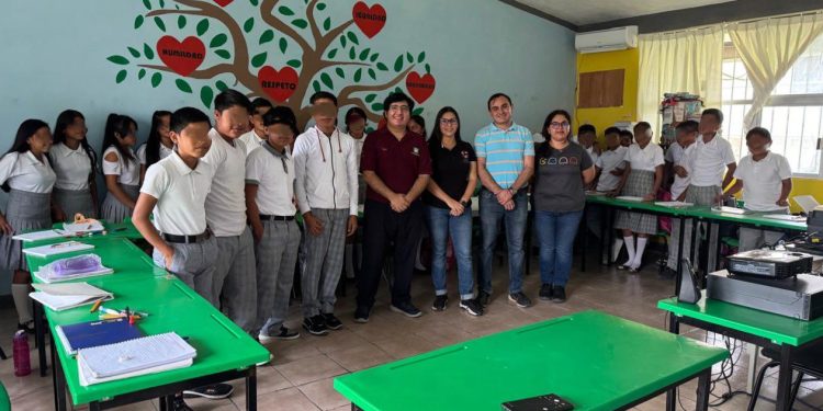 Llevan servicios de salud sexual y reproductiva a adolescentes de Calakmul con la unidad itinerante EDUSEX