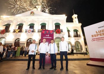 Tabasco da inicio a las celebraciones decembrinas con encendido navideño en Plaza de Armas